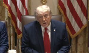 Donalds Tramps piedalās Madison Square Garden NBA finālā?