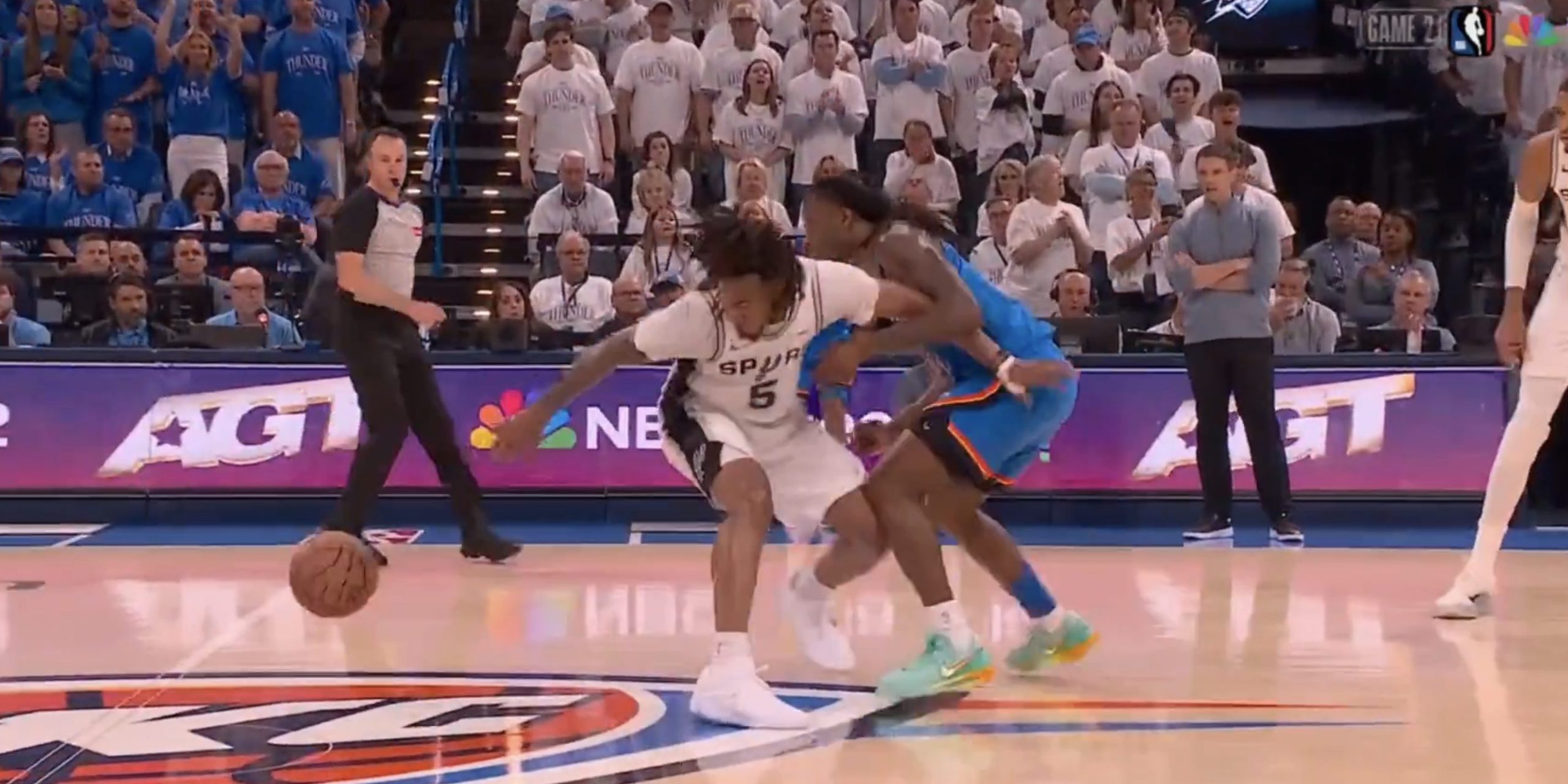 Stefons Kāsls divās spēlēs zaudēja 20, Spurs - 42: ātri, De’Arons Fokss…