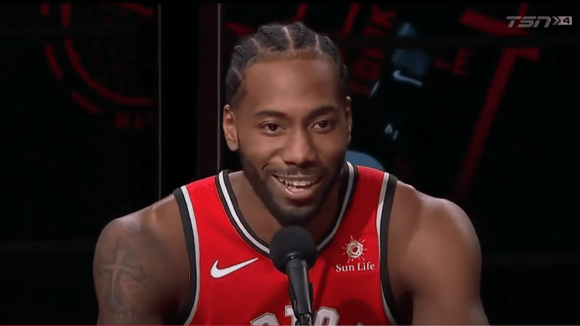 Kavai Lenards tūlīt pēc maiņas pievienosies Raptors