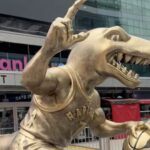 Toronto Raptors: Kails Lourijs saņēma "statuju" dinosa formā
