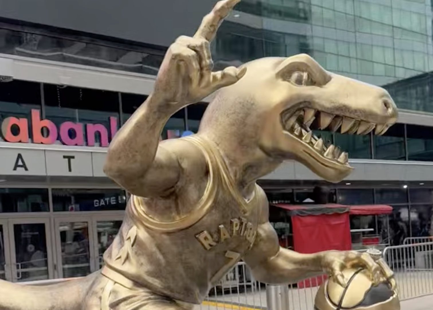 Toronto Raptors: Kails Lourijs saņēma "statuju" dinosa formā